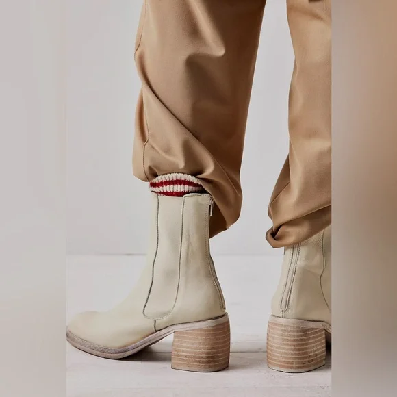 New in box Free People Chelsea Boots in Chalk - Picture 3 of 5